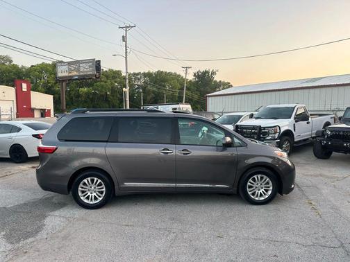 2017 Toyota Sienna XLE