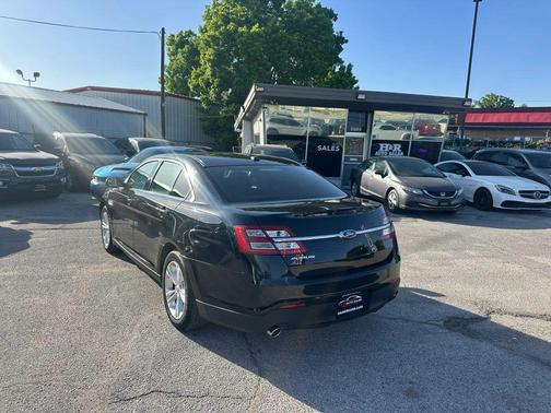 Shadow Black 2017 Ford Taurus SE