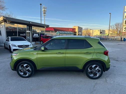 Green Apple 2021 Hyundai VENUE SEL