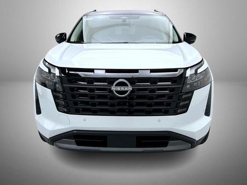 Everest White Pearl/Black 2026 Nissan Pathfinder Platinum