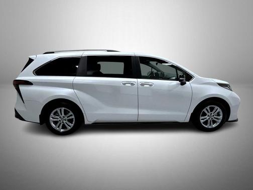 Wind Chill Pearl 2023 Toyota Sienna XSE 7 Passenger