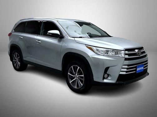 Celestial Silver Metallic 2019 Toyota Highlander XLE