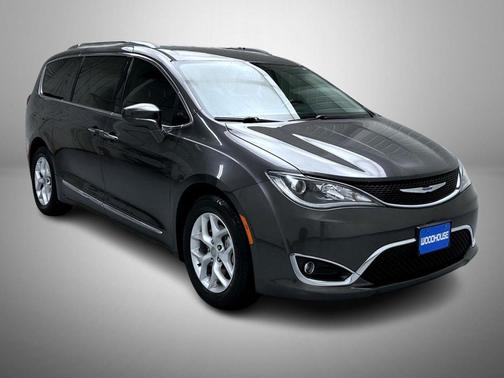 Granite Crystal Metallic Clearcoat 2018 Chrysler Pacifica Touring-L Plus