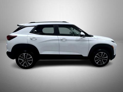 Summit White 2025 Chevrolet Trailblazer LT