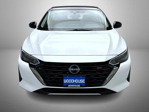 Aspen White Tricoat/Super Black 2024 Nissan Sentra SR