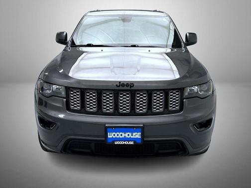 Granite Crystal Metallic Clearcoat 2019 Jeep Grand Cherokee Altitude