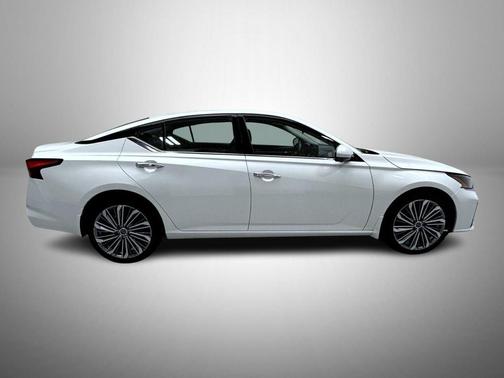 Pearl White Tricoat 2023 Nissan Altima 2.5 SL