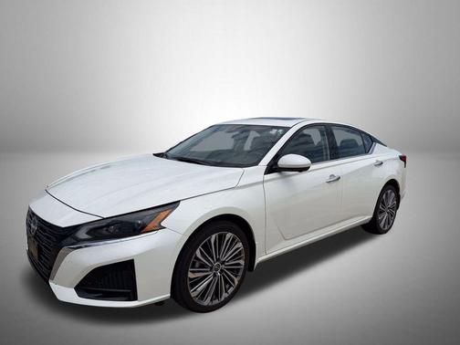 Pearl White Tricoat 2023 Nissan Altima 2.5 SL