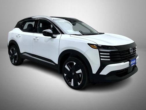 Aspen White Tricoat/Super Black 2026 Nissan Kicks SR