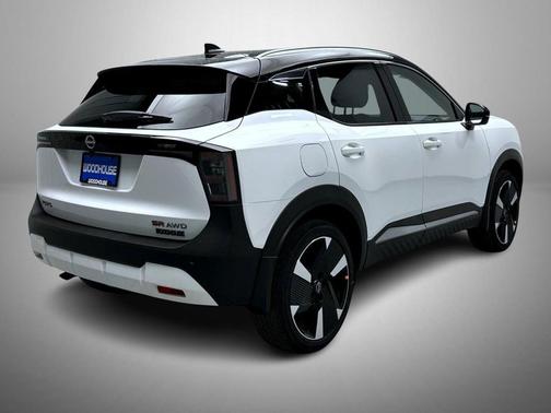 Aspen White Tricoat/Super Black 2026 Nissan Kicks SR