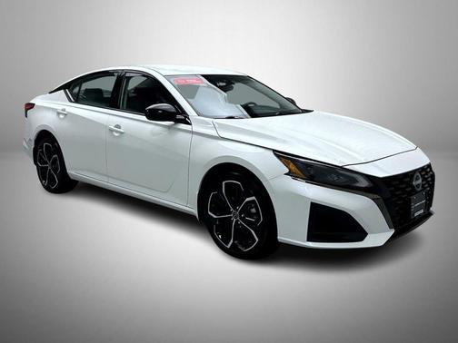 Pearl White Tricoat 2023 Nissan Altima SR Intelligent AWD