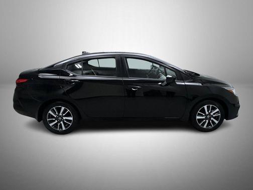 Super Black Metallic 2022 Nissan Versa 1.6 SV