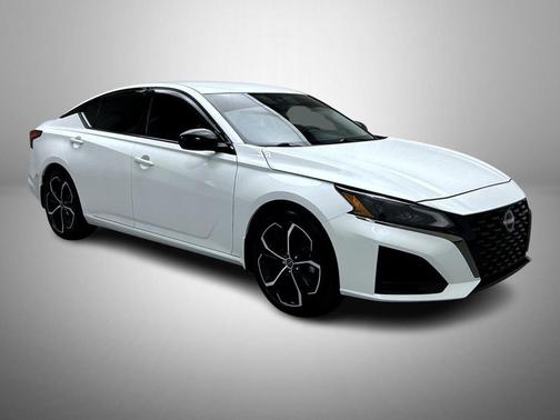 Pearl White Tricoat 2023 Nissan Altima SR FWD
