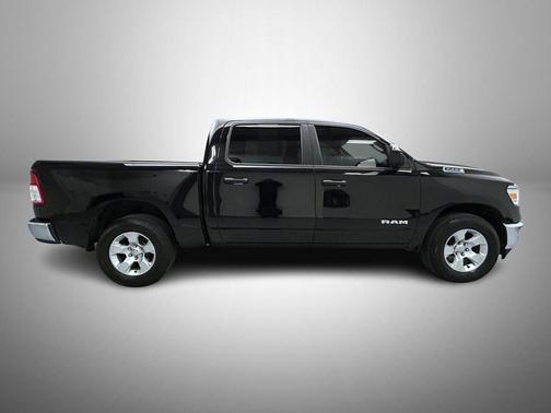 Diamond Black Crystal Pearlcoat 2023 RAM 1500 Big Horn/Lone Star