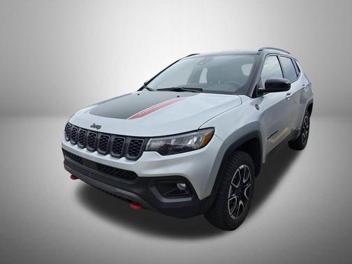 Silver Zynith Metallic Clearcoat 2025 Jeep Compass Trailhawk