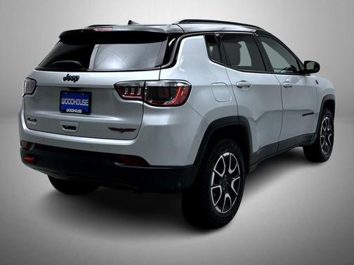 Silver Zynith Metallic Clearcoat 2025 Jeep Compass Trailhawk