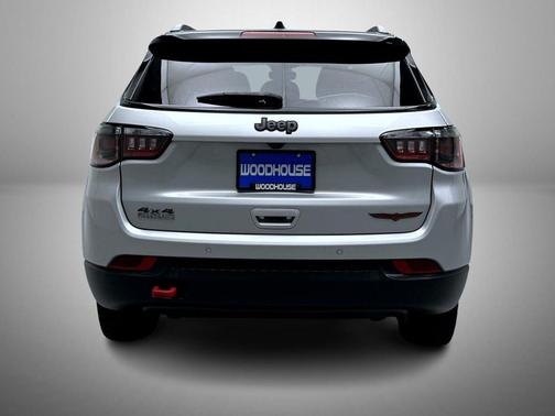 Silver Zynith Metallic Clearcoat 2025 Jeep Compass Trailhawk