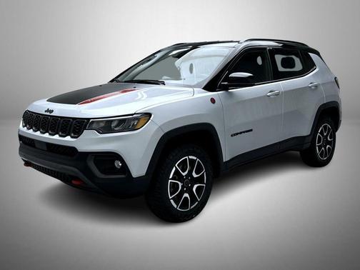 Silver Zynith Metallic Clearcoat 2025 Jeep Compass Trailhawk