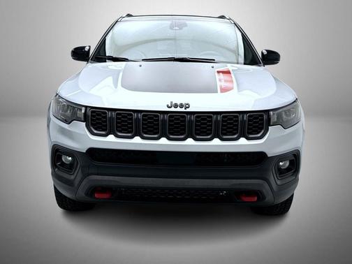 Silver Zynith Metallic Clearcoat 2025 Jeep Compass Trailhawk