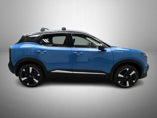 Arctic Ice Blue Metallic/Super Black 2026 Nissan Kicks SR