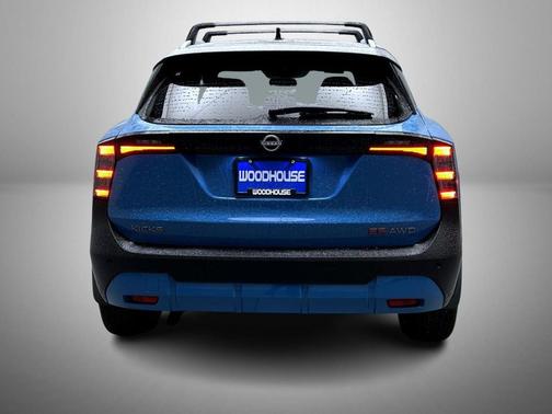 Arctic Ice Blue Metallic/Super Black 2026 Nissan Kicks SR