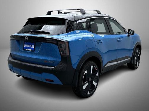 Arctic Ice Blue Metallic/Super Black 2026 Nissan Kicks SR