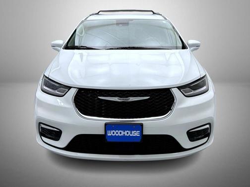 Bright White Clearcoat 2022 Chrysler Pacifica Touring L
