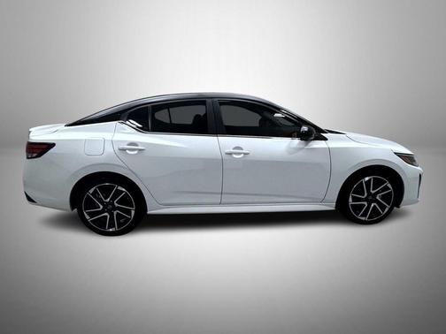 Aspen White Tricoat/Super Black 2025 Nissan Sentra SR