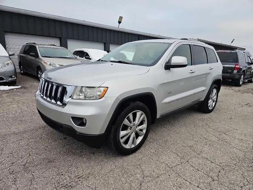 Bright Silver Metallic Clearcoat 2011 Jeep Grand Cherokee Laredo