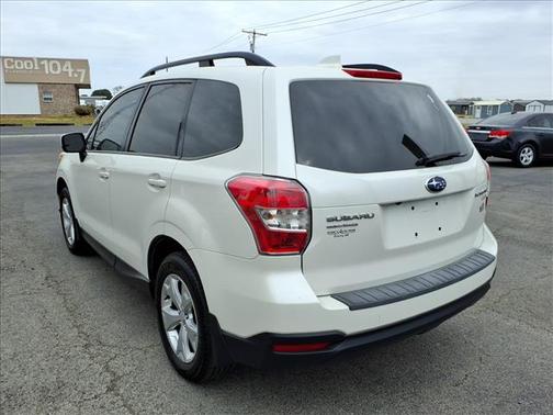 Crystal White Pearl 2016 Subaru Forester 2.5i Premium