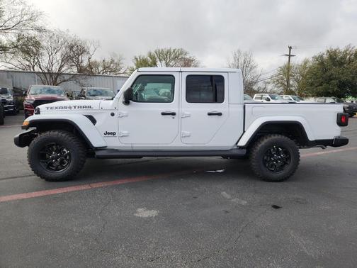 Bright White Clearcoat 2026 Jeep Gladiator Texas Trail
