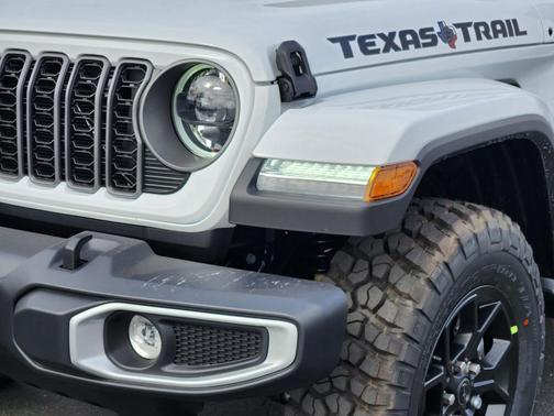 Bright White Clearcoat 2026 Jeep Gladiator Texas Trail