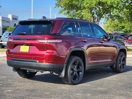 2025 Jeep Grand Cherokee Laredo