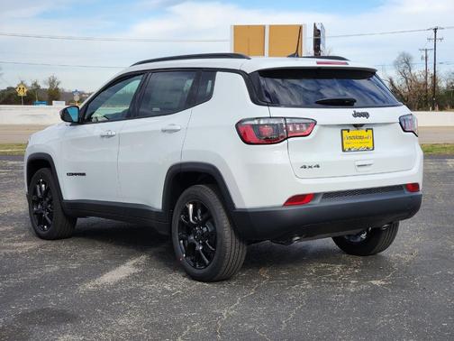 Bright White Clearcoat 2026 Jeep Compass Latitude