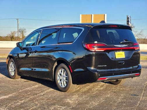 Diamond Black 2026 Chrysler Pacifica Select