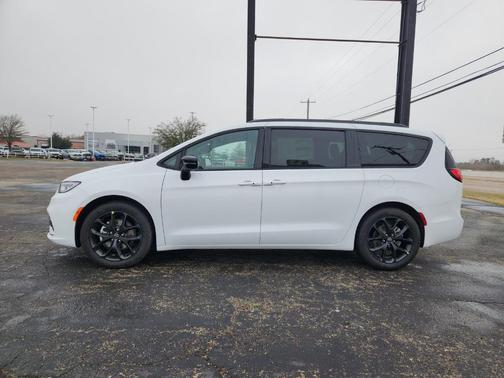 Bright White Clearcoat 2026 Chrysler Pacifica Select