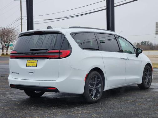Bright White Clearcoat 2026 Chrysler Pacifica Select