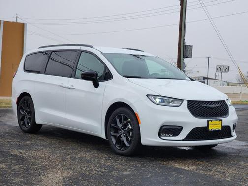 Bright White Clearcoat 2026 Chrysler Pacifica Select