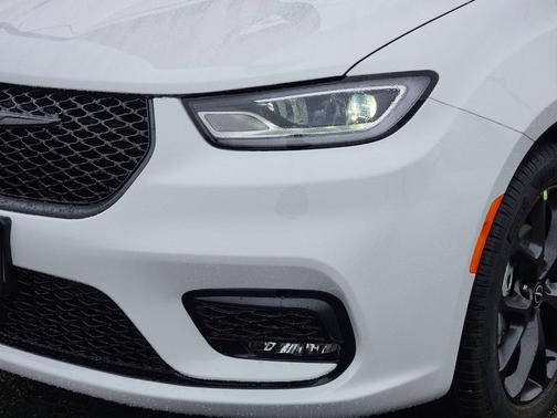 Bright White Clearcoat 2026 Chrysler Pacifica Select