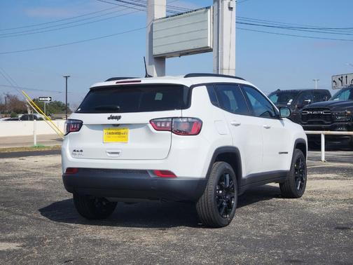 Bright White Clearcoat 2026 Jeep Compass Latitude