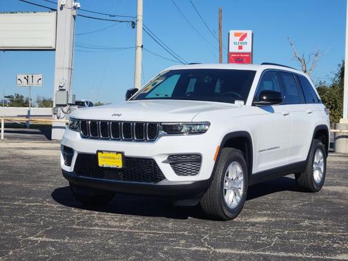 Bright White Clearcoat 2025 Jeep Grand Cherokee Laredo X