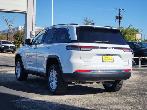 Bright White Clearcoat 2025 Jeep Grand Cherokee Laredo X