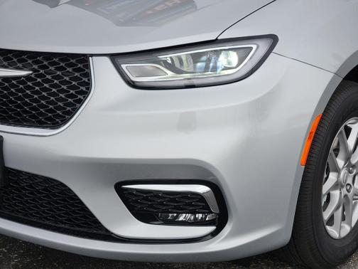 Silver Mist Clearcoat 2026 Chrysler Pacifica Select