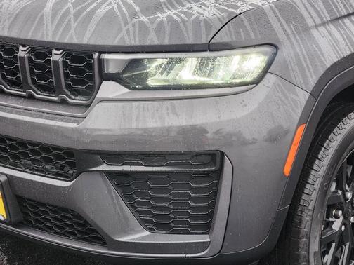 Metallic 2026 Jeep Grand Cherokee Laredo