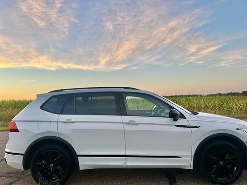 Oryx White Pearl 2022 Volkswagen Tiguan 2.0T SE R-Line Black