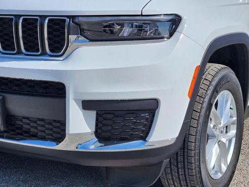 Bright White Clearcoat 2026 Jeep Grand Cherokee L Laredo