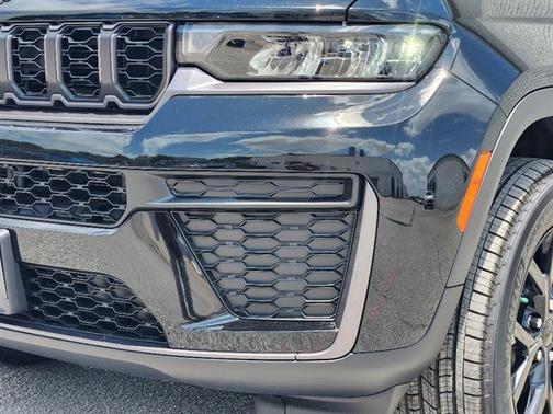 Diamond Black 2026 Jeep Grand Cherokee Laredo