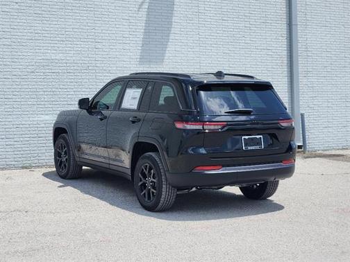 Diamond Black 2026 Jeep Grand Cherokee Laredo