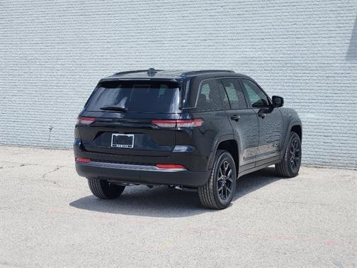 Diamond Black 2026 Jeep Grand Cherokee Laredo