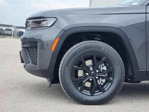 Metallic 2026 Jeep Grand Cherokee Laredo